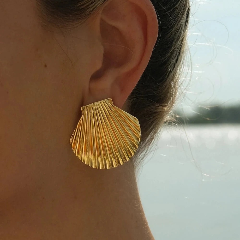 Shell-shaped stud earrings